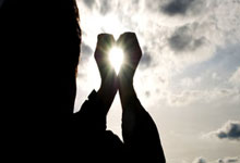 泥地赛场13连胜!郑钦文苦战2-1险胜梅尔滕斯,首进查尔斯顿八强.